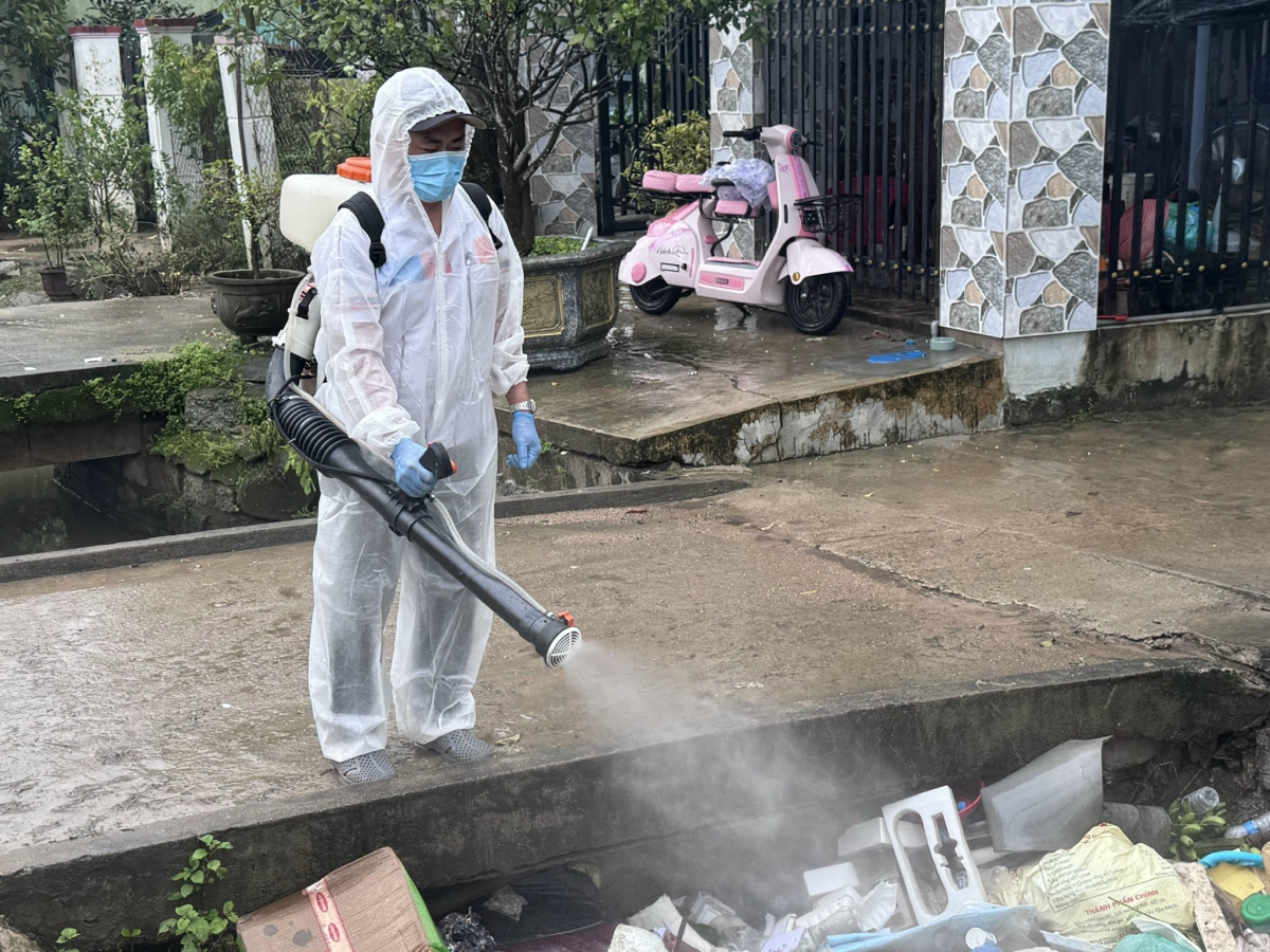 Lực lượng y tế tỉnh Đắk Lắk triển khai phun khử khuẩn môi trường phòng chống dịch bệnh bùng phát.