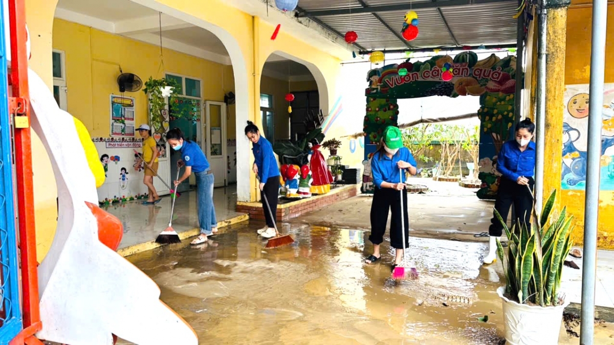 Đoàn viên thanh niên các địa phương ở Huế tham gia dọn vệ sinh trường học.