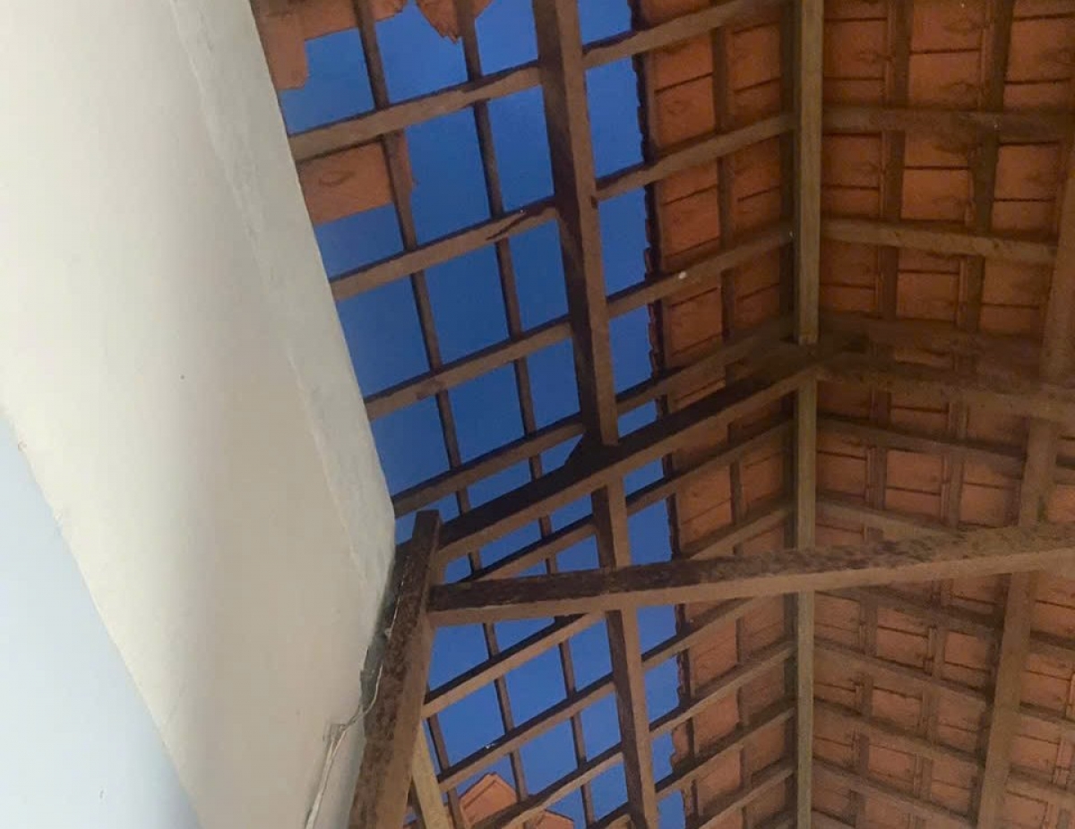 Mái ngói nhà người dân bị hư hỏng do lốc xoáy.