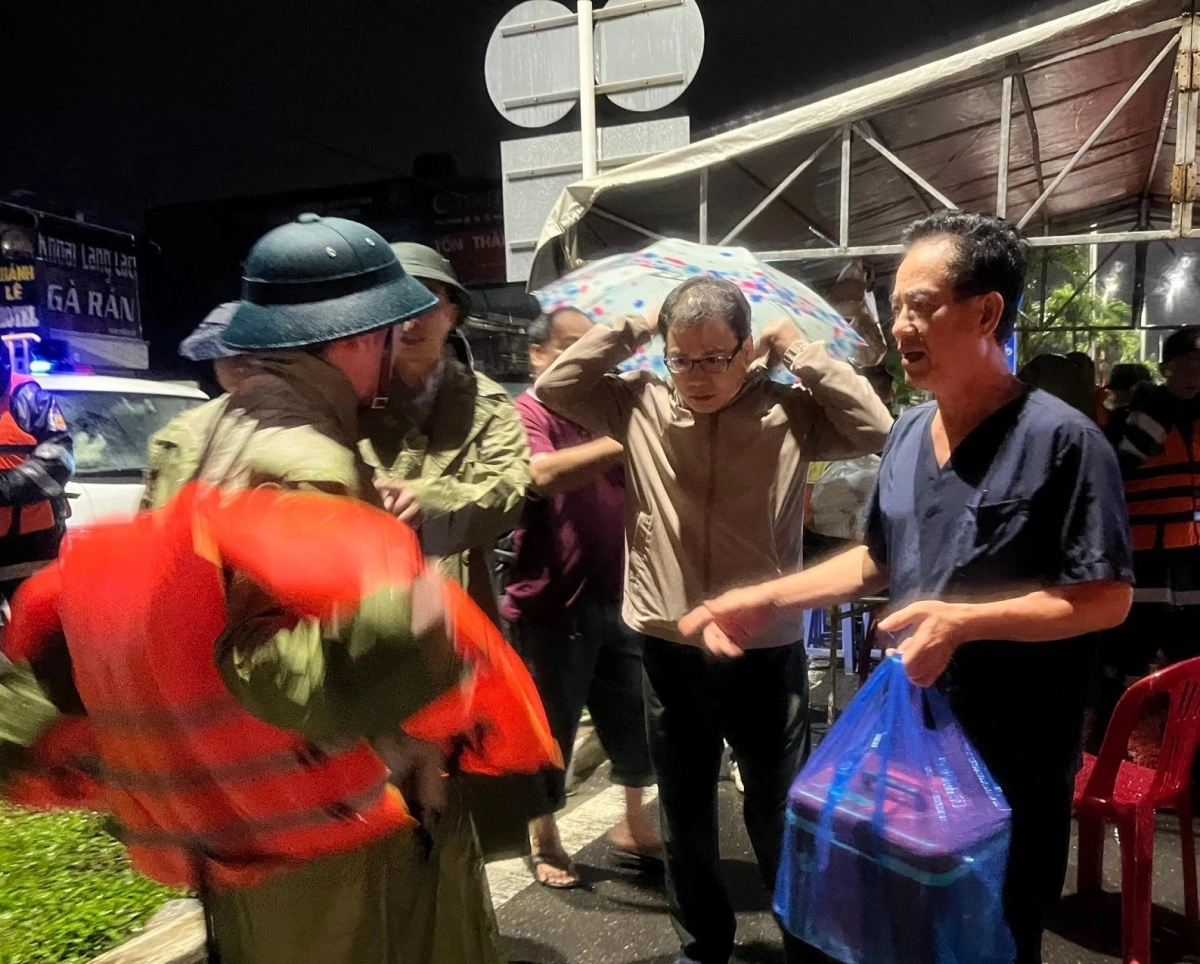 Hỗ trợ đưa các bác sĩ Bệnh viện Đa khoa tỉnh cùng lượng máu dự phòng vượt vùng ngập lên Bệnh viện Diên Khánh để thực hiện ca mổ cấp cứu cho một sản phụ.