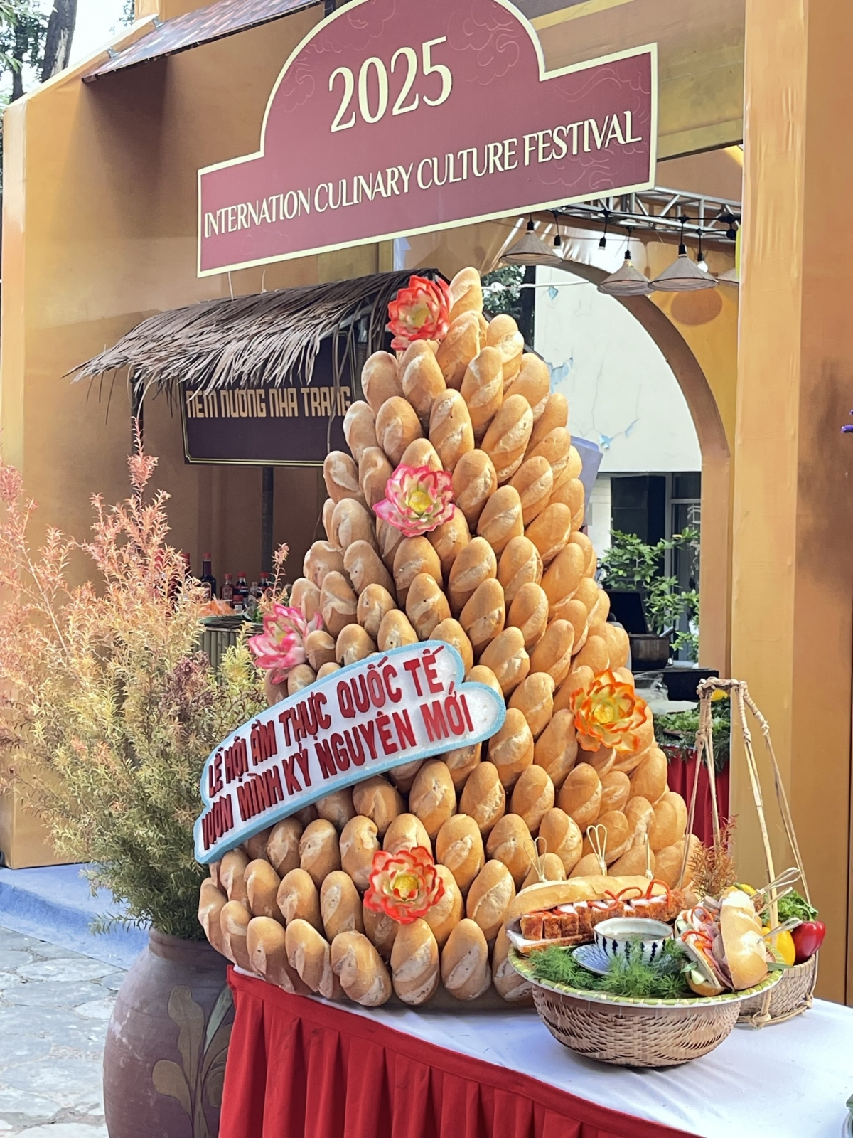 Mô hình trang trí với các món ẩm thực truyền thống được thiết kế độc đáo tạo sự mới lạ, hấp dẫn