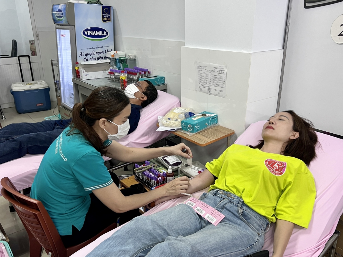 Mỗi người dân giành chút thời gian hiến máu là cứu giúp được 3 bệnh nhân đang cần máu (Ảnh: Kim Dung)