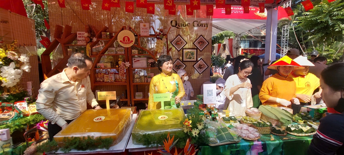 Món bánh cốm đặc sản của Hà Nội được giới thiệu tại gian hàng đại diện duy nhất trong khối Asean