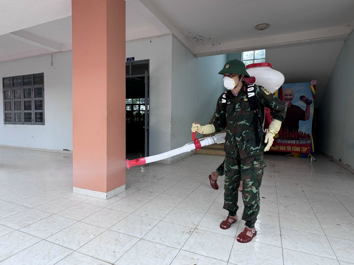Một cán bộ y tế thuộc Quân khu V hỗ trợ phun hoá chất phòng chống dịch bệnh tại trường học ở xã Hoà Thịnh, tỉnh Đắk Lắk.