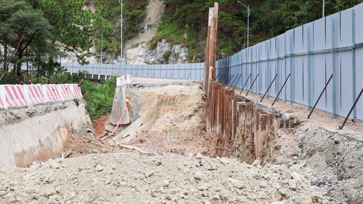 Một điểm sạt lở trên đèo Prenn đang được lực lượng chức năng khẩn trương xử lý.