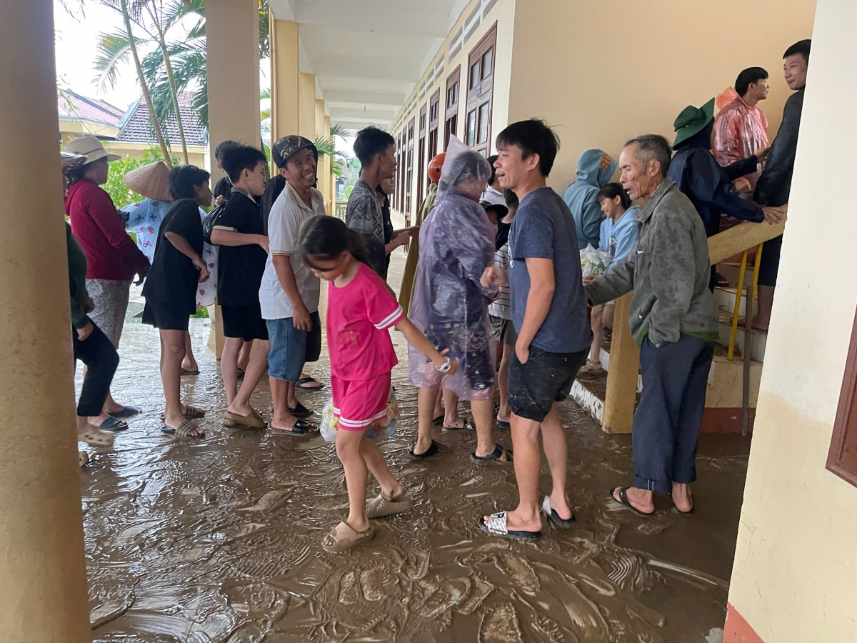 Một điểm tiếp tế ở phường Tuy Hoà ngày 23-11