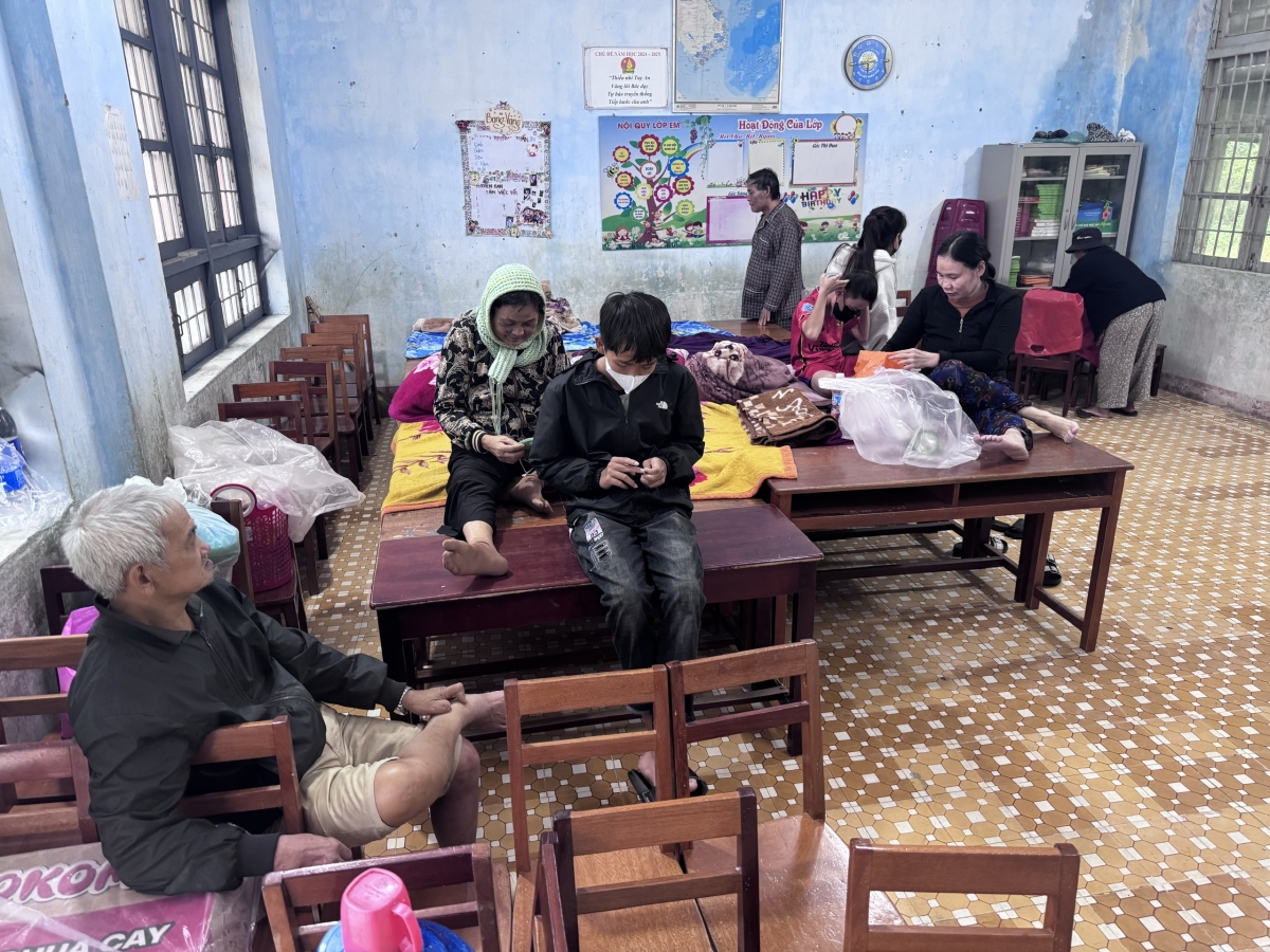 Một điểm tránh trú bão tại trường Tiểu học Nguyễn Thị Loan, thôn Gia Sơn, xã Tuy An Nam, tỉnh Đắk Lắk. Tại đây có khoảng 300 người dân lưu trú tạm thời khi bão số 13 đổ bộ.