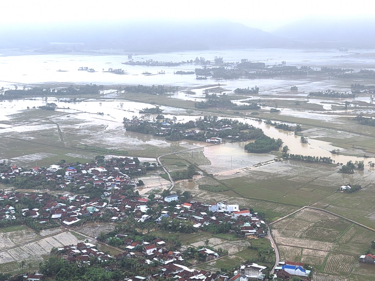 Một góc xã Hoà Thịnh (huyện Tây Hoà, tỉnh Phú Yên cũ) sau trận lụt lịch sử nhìn từ trên cao.