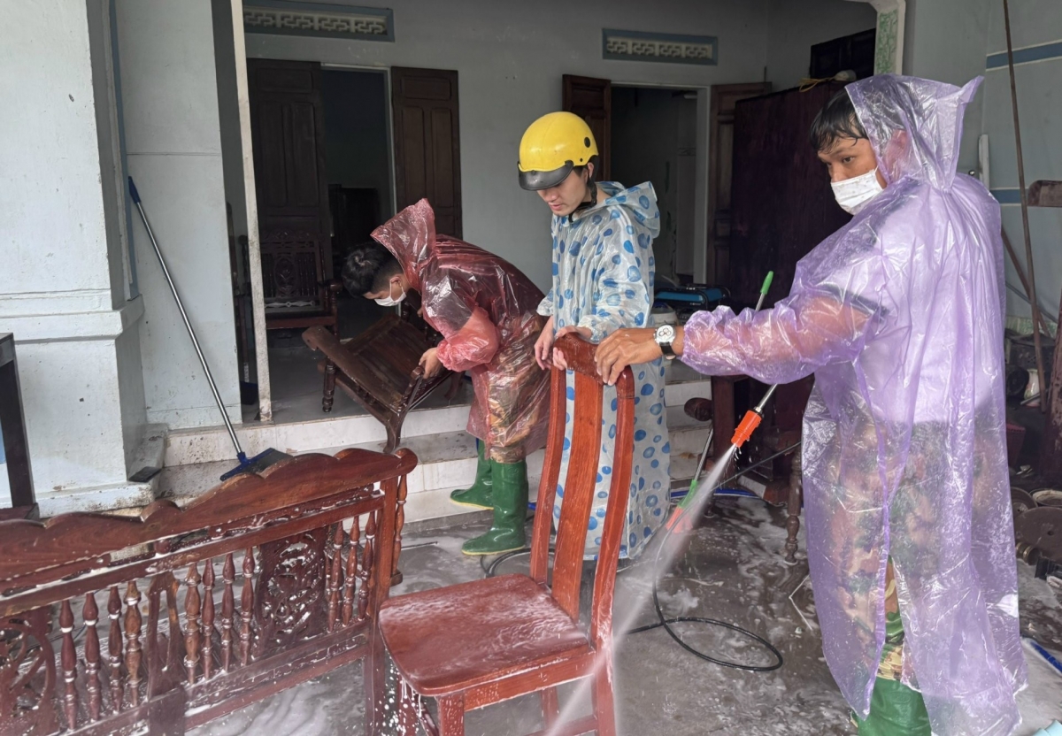 Một hộ dân ở xã Đông Hoà, tỉnh Đắk Lắk nơi rốn lũ vệ sinh nhà cửa khi nước rút.