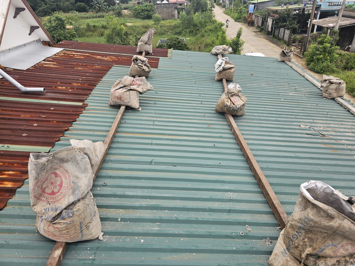 Một mái nhà ở vùng ven biển tỉnh Quảng Ngãi đã chằng chống trước bão số 13