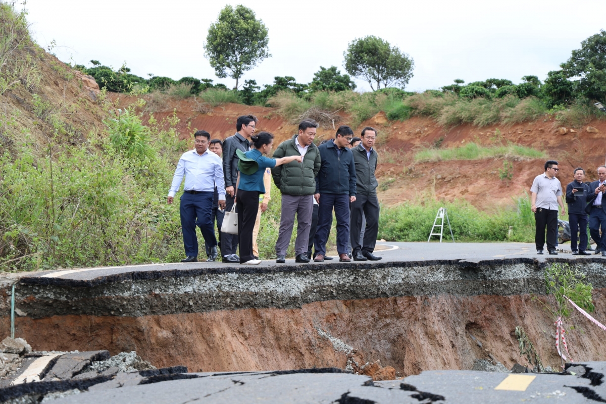 Một tuyến đường giao thông nông thôn bị đứt gãy hoàn toàn do mưa lớn kéo dài.
