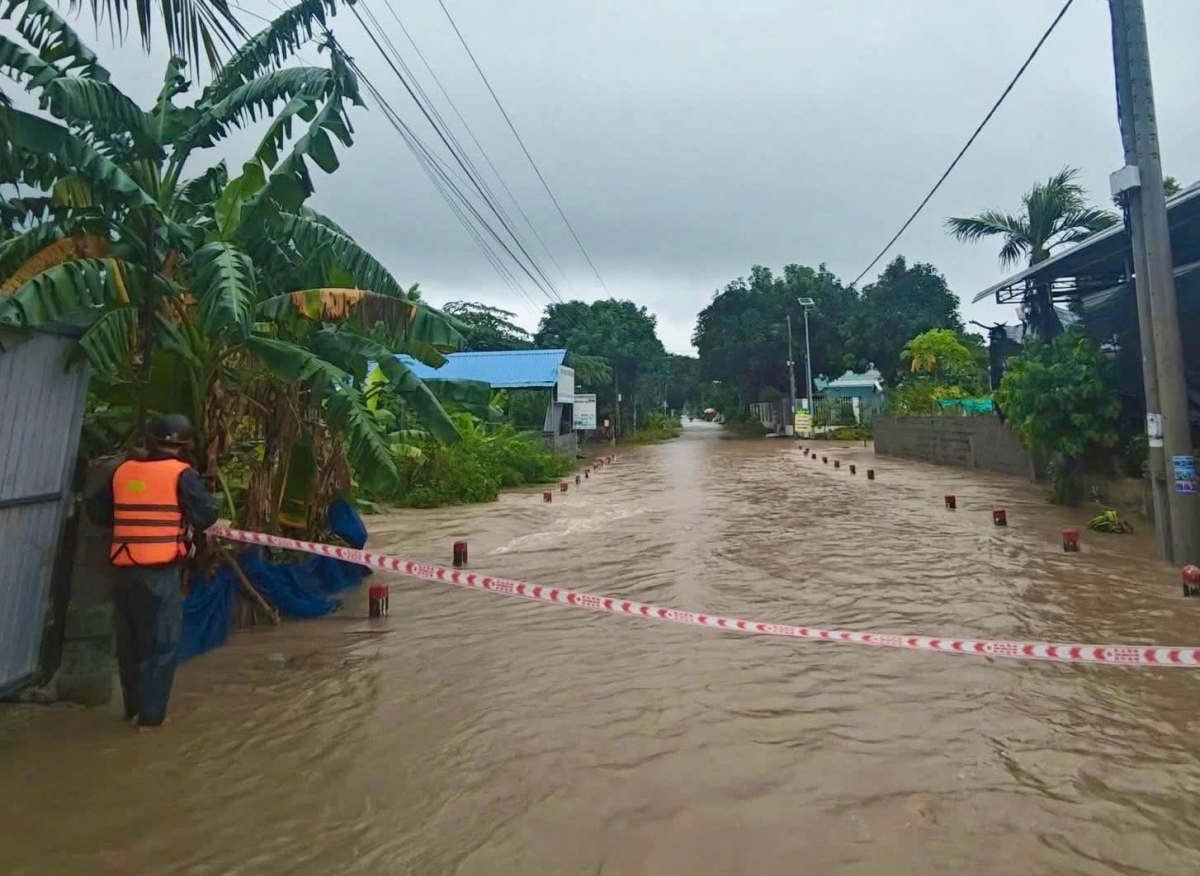 Mưa lũ khiến nhiều tuyến đường ở tỉnh Khánh Hòa bị ngập sâu.