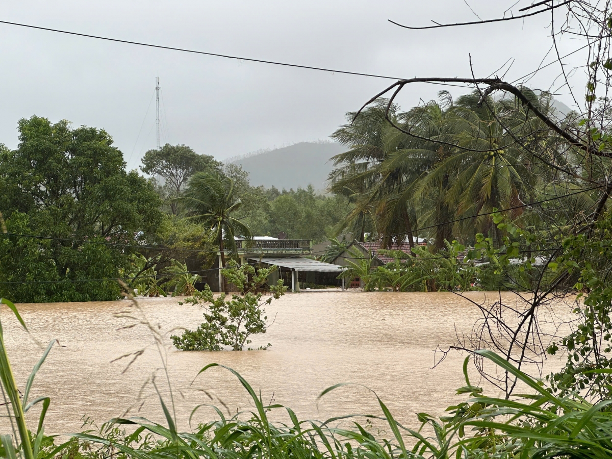 Mưa lũ nguy cấp, nhiều khu dân cư ở Đông Đắk Lắk nguy cơ bị nhấn chìm