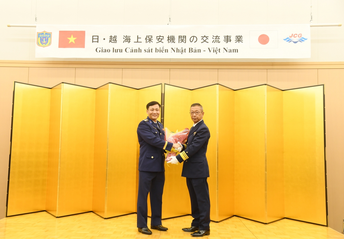 Ngài Fukumoto Takuya tặng hoa chúc mừng Đại tá Lê Thanh Hải và Đoàn công tác Cảnh sát biển Việt Nam đến thành phố Fukuoka