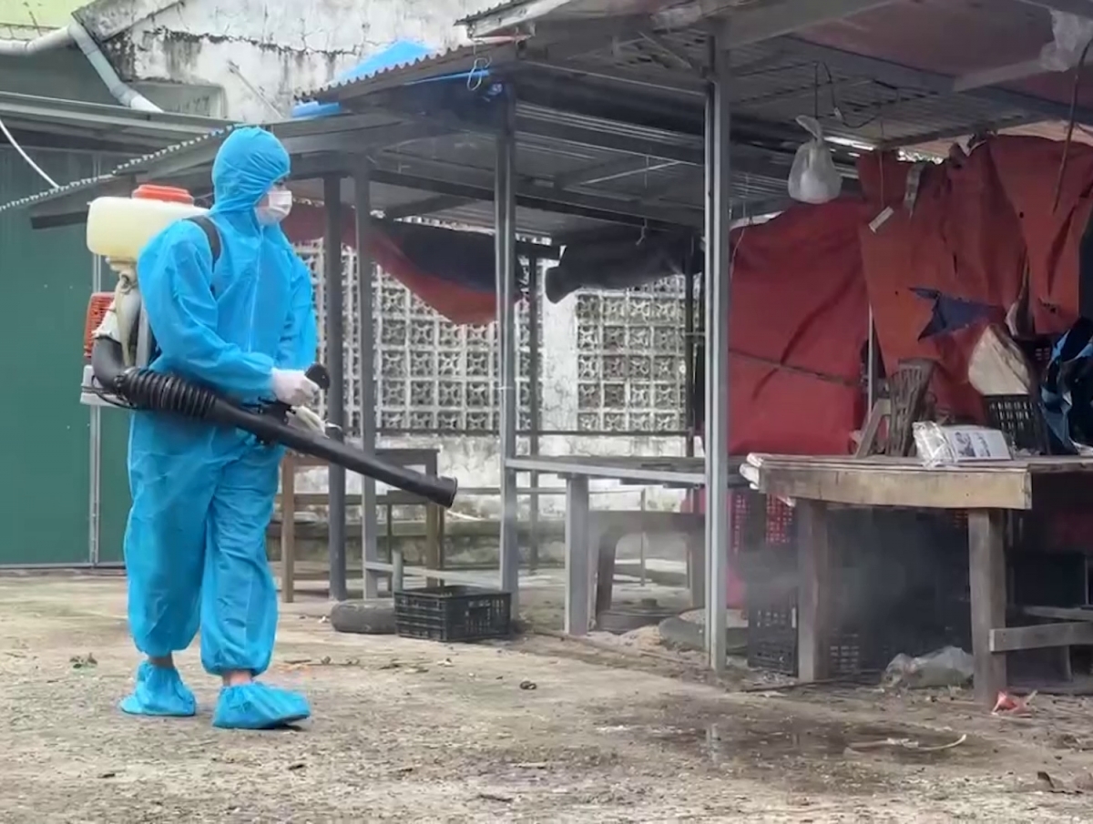 Ngành y tế phun thuốc tiêu độc khử trùng môi trường sau lũ