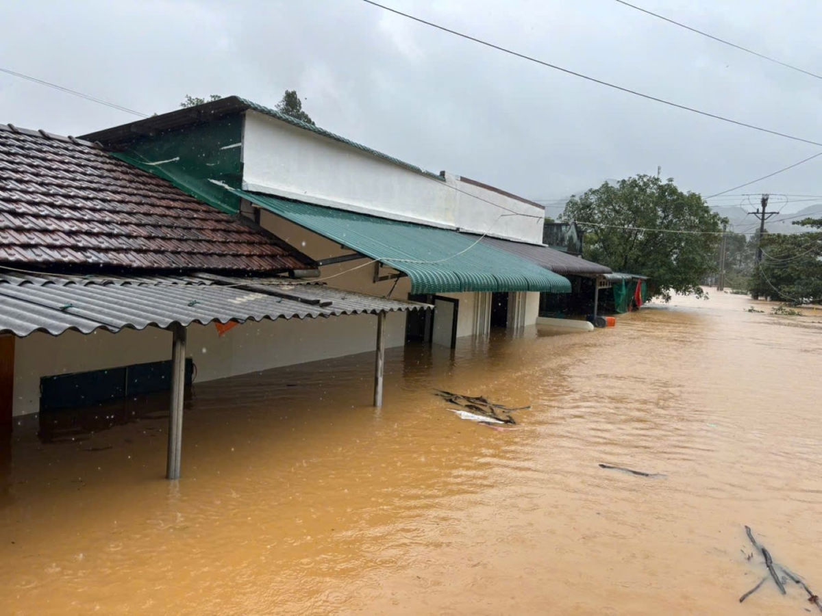 Ngập lụt chia cắt toàn bộ 8 thôn ở xã Ba Lòng, tỉnh Quảng Trị