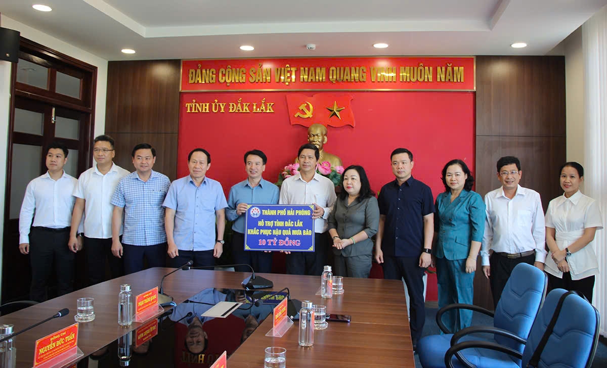 Ngày 14/11, Đoàn công tác thành phố Hải Phòng thăm, động viên và hỗ trợ tỉnh Đắk Lắk 10 tỷ đồng để khắc phục thiệt hại do mưa lũ gây ra.