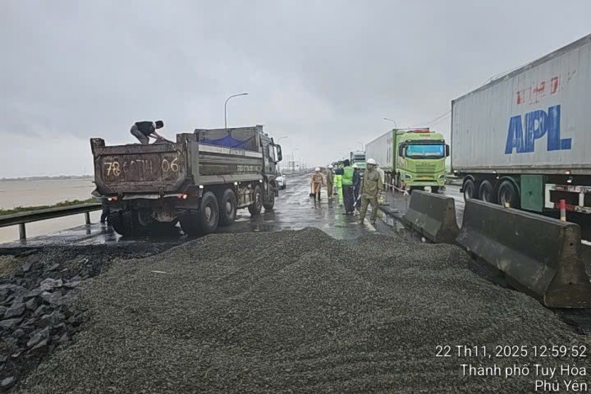 Ngay trong ngày 22/11, Khu Quản lý đường bộ III đã xử lý xong sạt lở trên QL1A.
