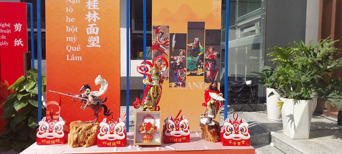 Nghệ thuật nặn tò he bột mỳ Quế Lâm được giới thiệu tại Tuần lễ