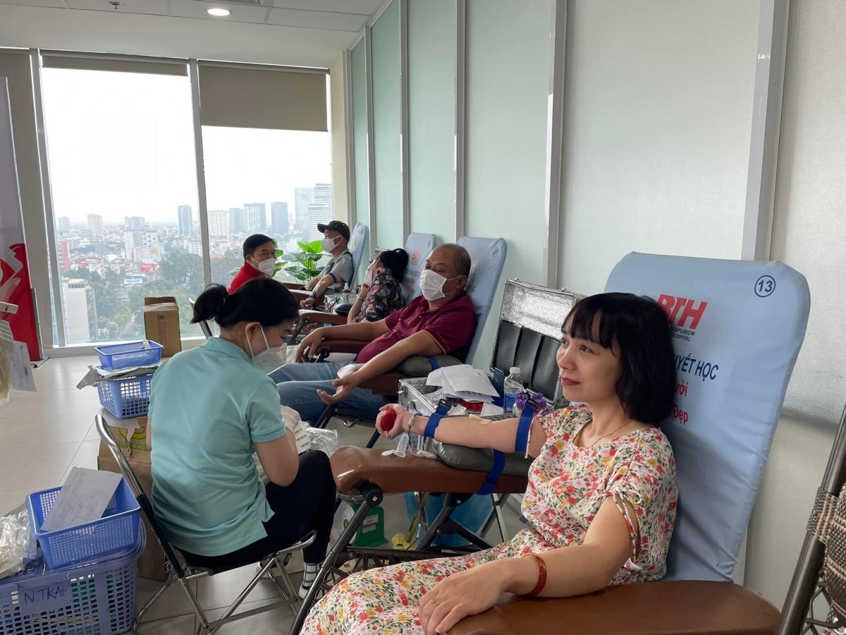 Ngoài các điểm cố định, các cá nhân tập thể có thể liên hệ các đơn vị để được đến tận nơi lấy máu
(Ảnh: VOVTP.HCM)