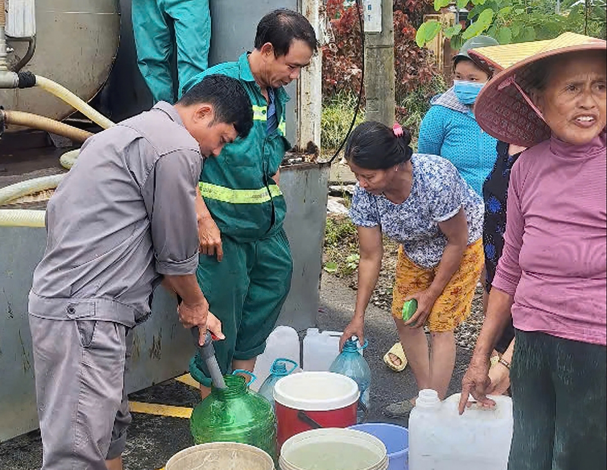 Người dân được giải quyết tạm thời nhu cầu nước sạch