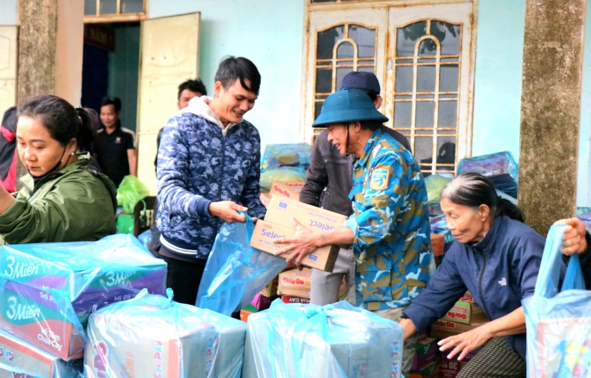 Người dân Huế quyên góp ủng hộ người dân vùng lũ Nam Trung Bộ