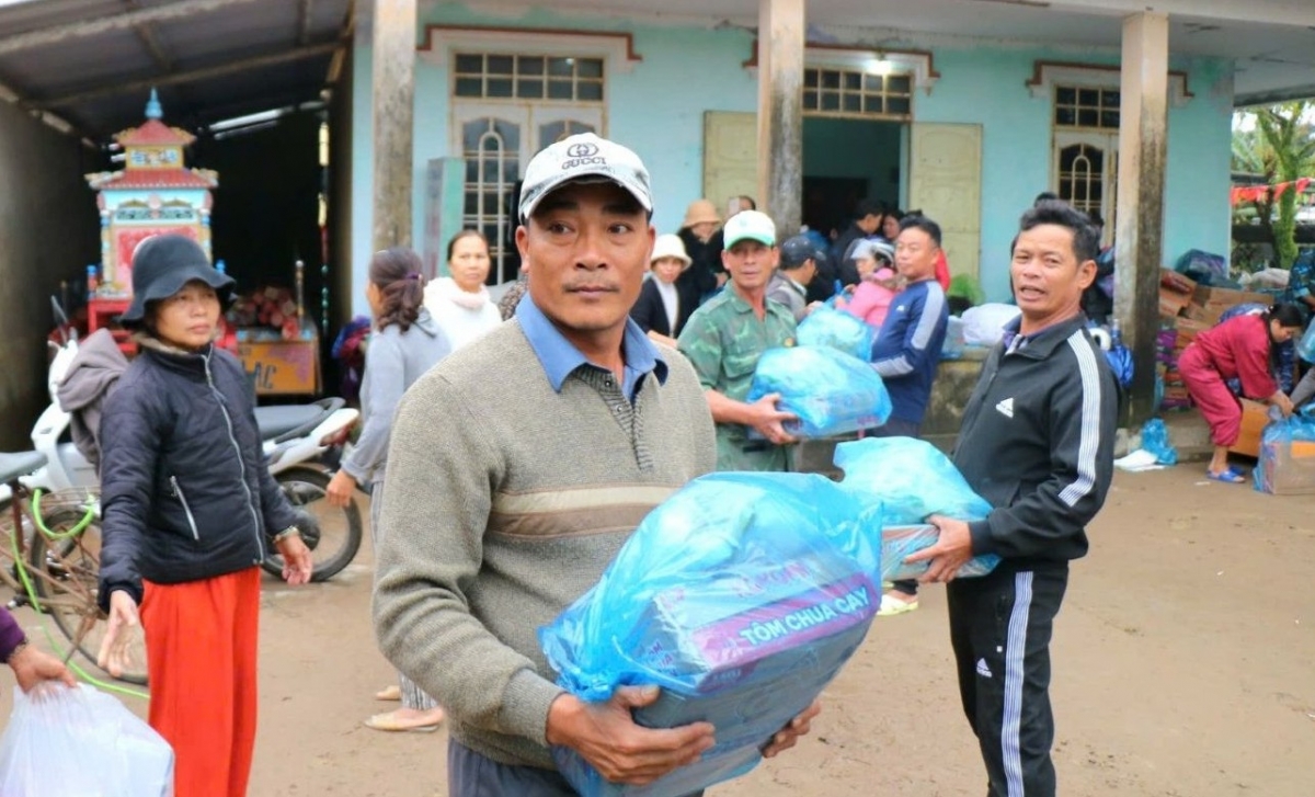 Người dân vùng lũ Huế tất bật đóng gói, sắp xếp nhu yếu phẩm để vận chuyển vào tâm lũ