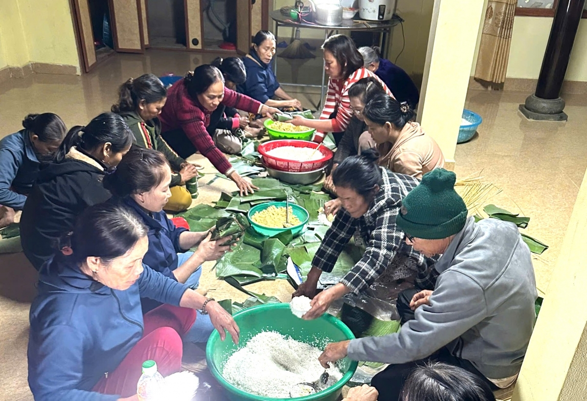 Người dân làng Lai Thành, phường Hóa Châu gói bánh hỗ trợ người dân vùng lũ