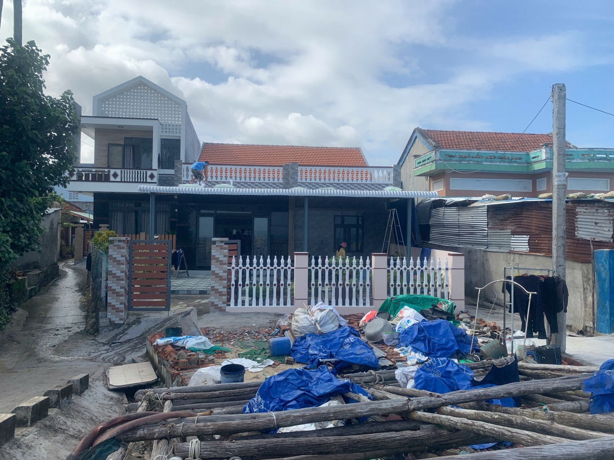 Người dân Mỹ Quang Nam chủ động chằng chống nhà cửa