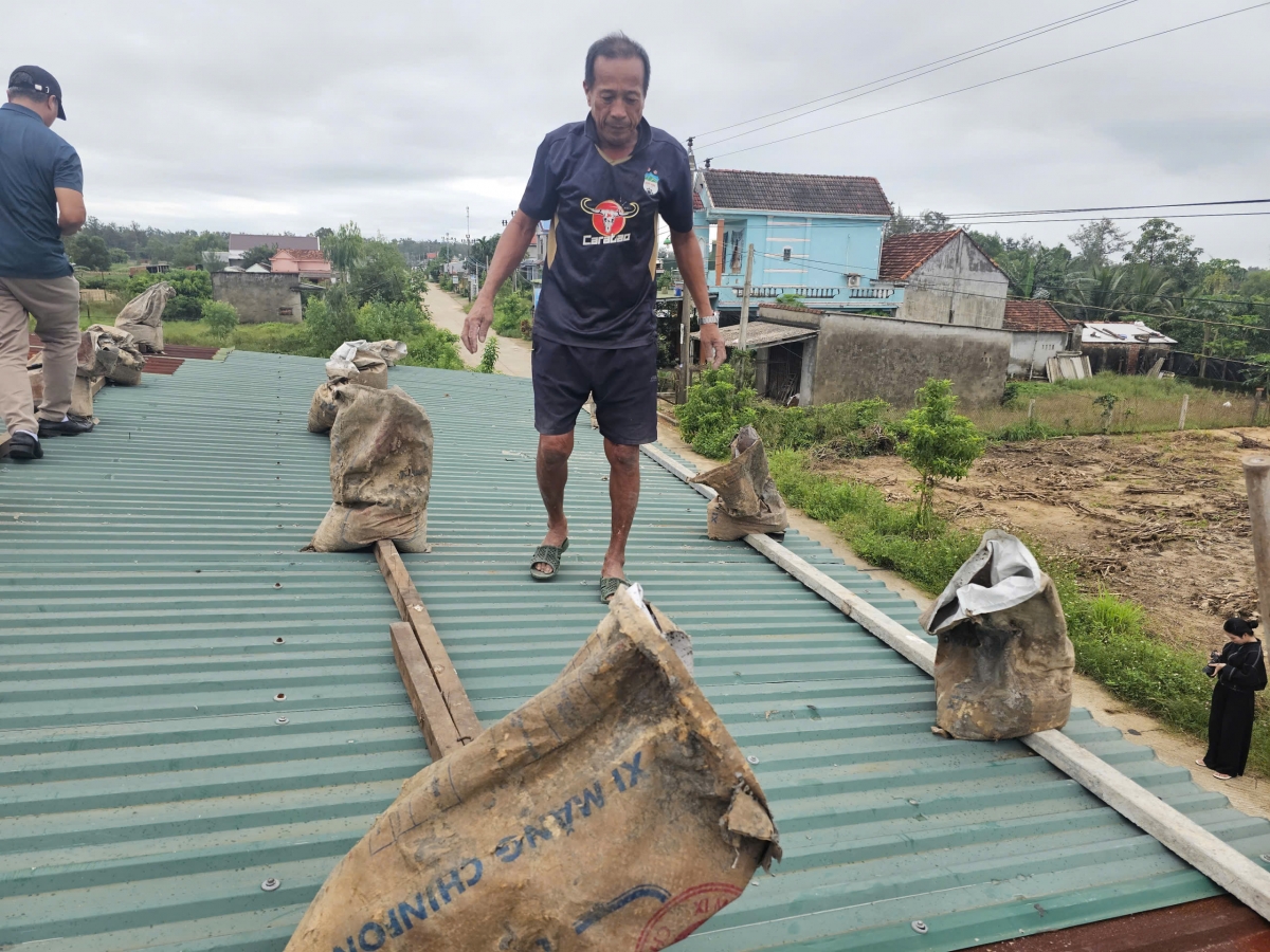 Người dân thị xã Đức Phổ (cũ), tỉnh Quảng Ngãi chằng chống mái tôn
