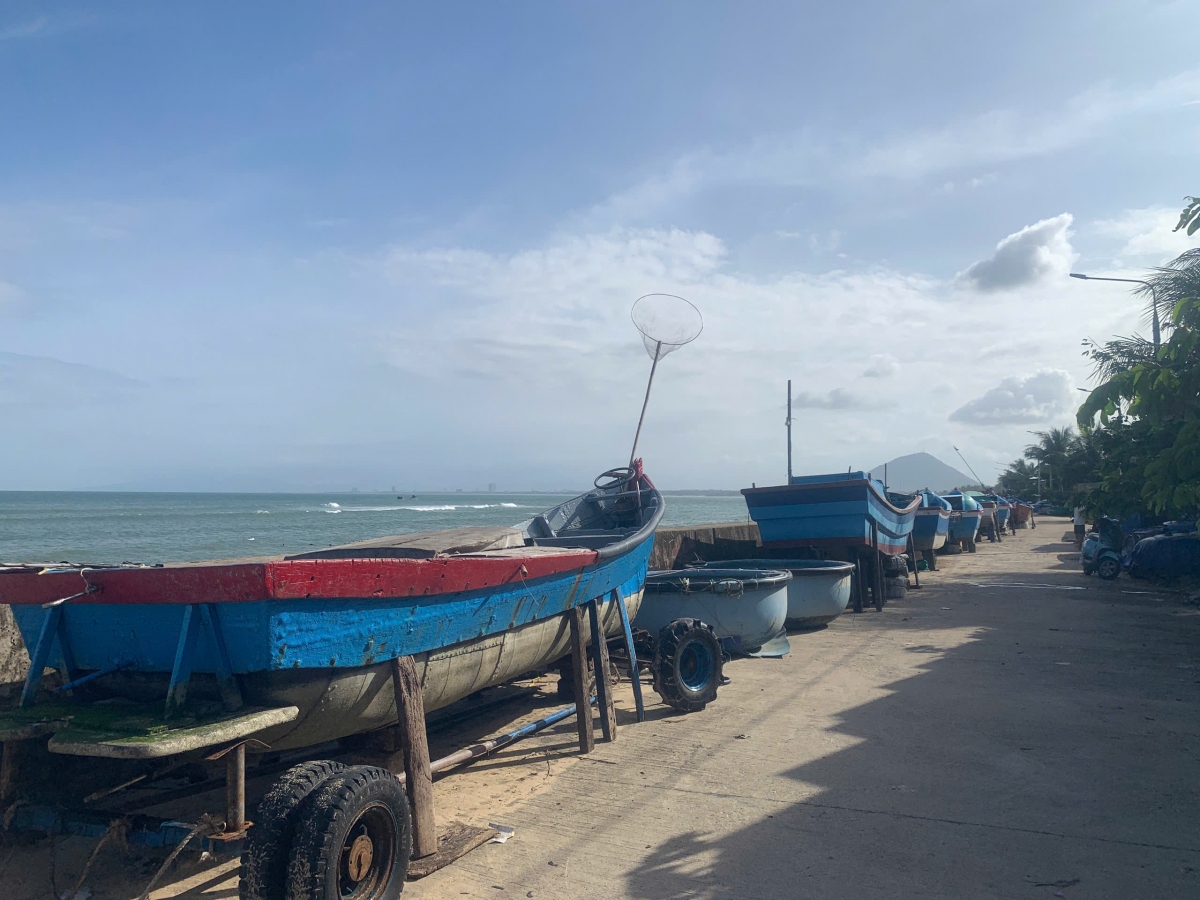 Người dân thôn Mỹ Quang Nam đã đưa phương tiện lên bờ an toàn