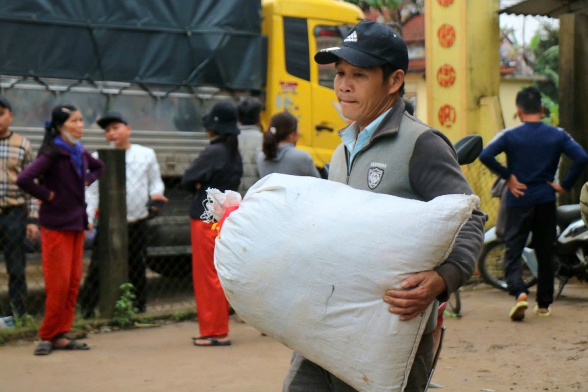 Người dân vận chuyễn hàng hóa, nhu yếu phẩm để chuyển vào tâm lũ.