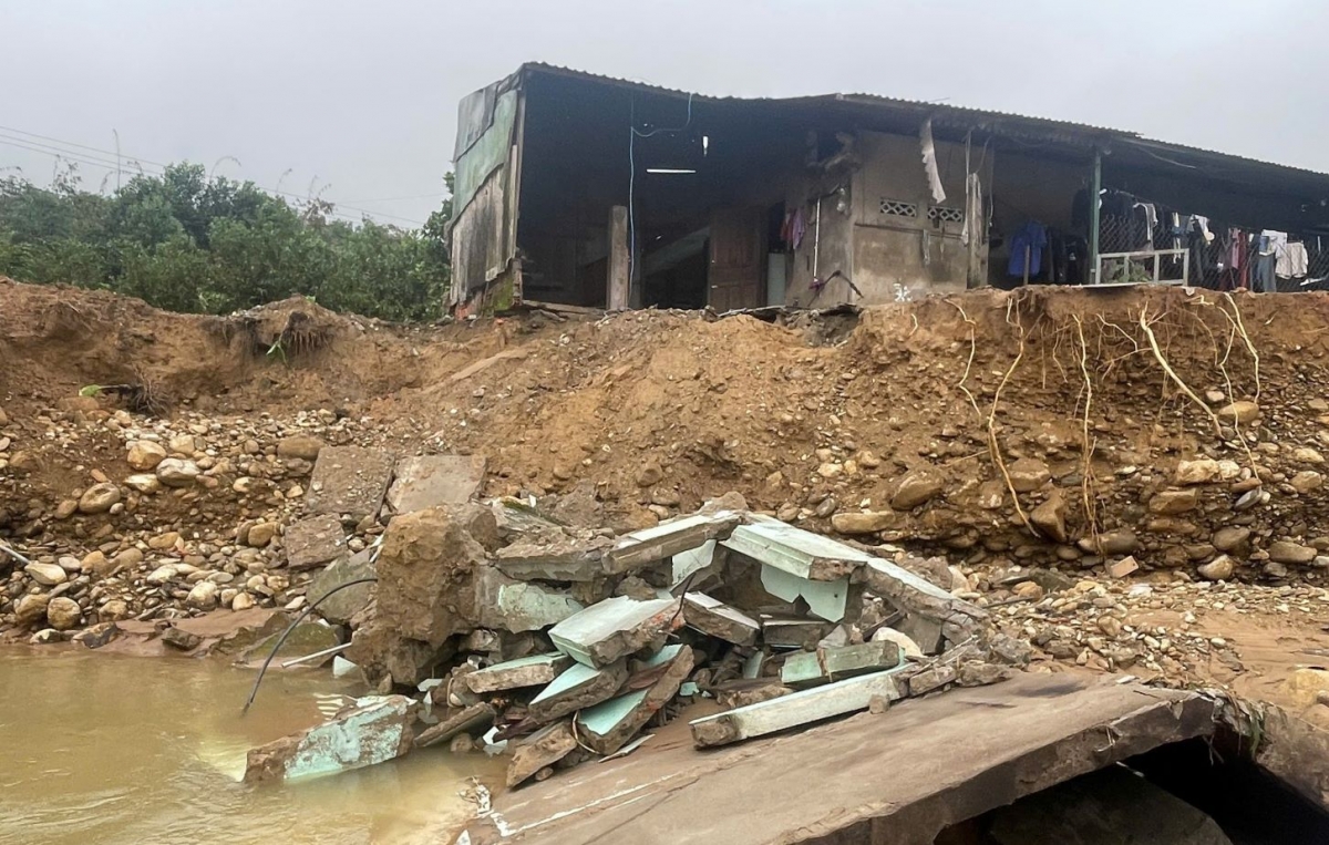 Ở xã miền núi Khe Tre, thành phố Huế có 6 nhà dân bị sập