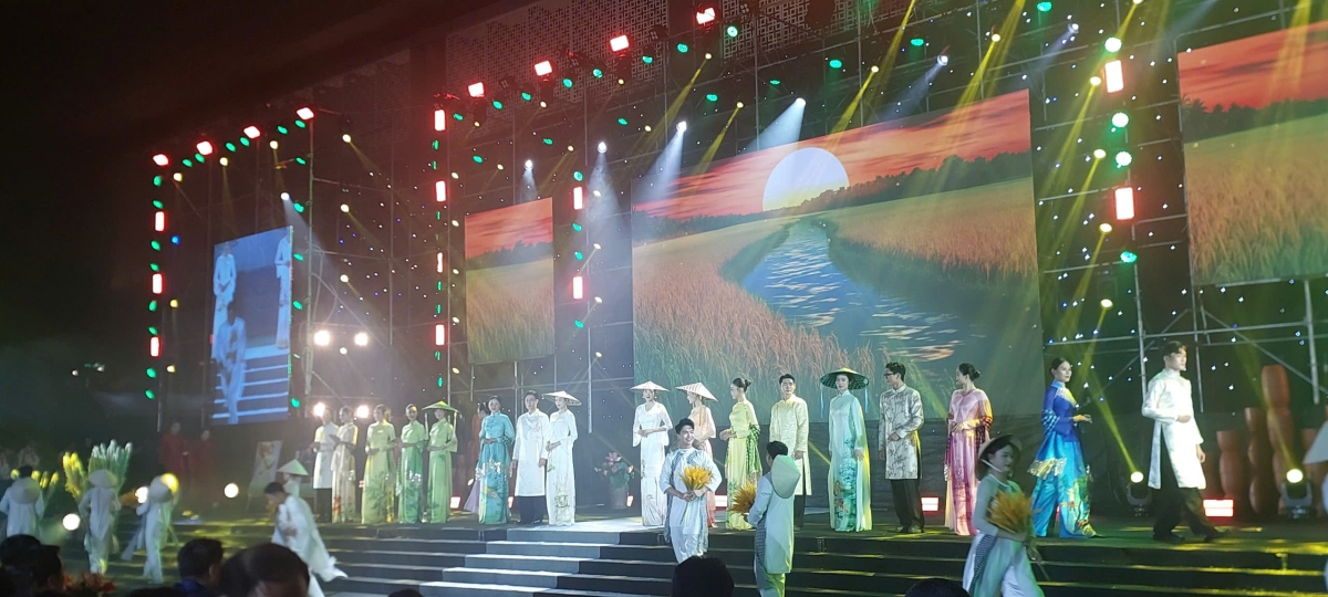 Bộ sưu tập với những tà áo dài thanh thoát nhẹ nhàng mang hình ảnh biểu tượng             của Thủ đô Hà Nội