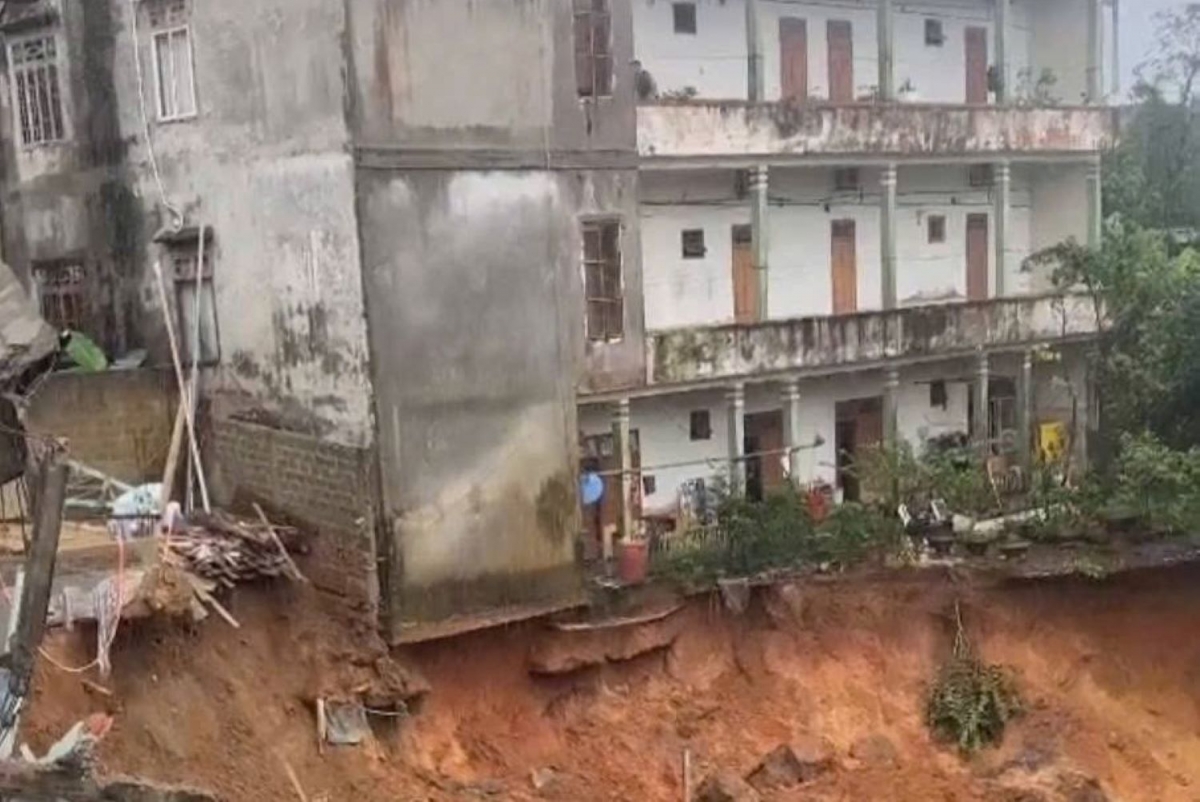 Nhiều công trình trước nguy cơ đổ sập
 