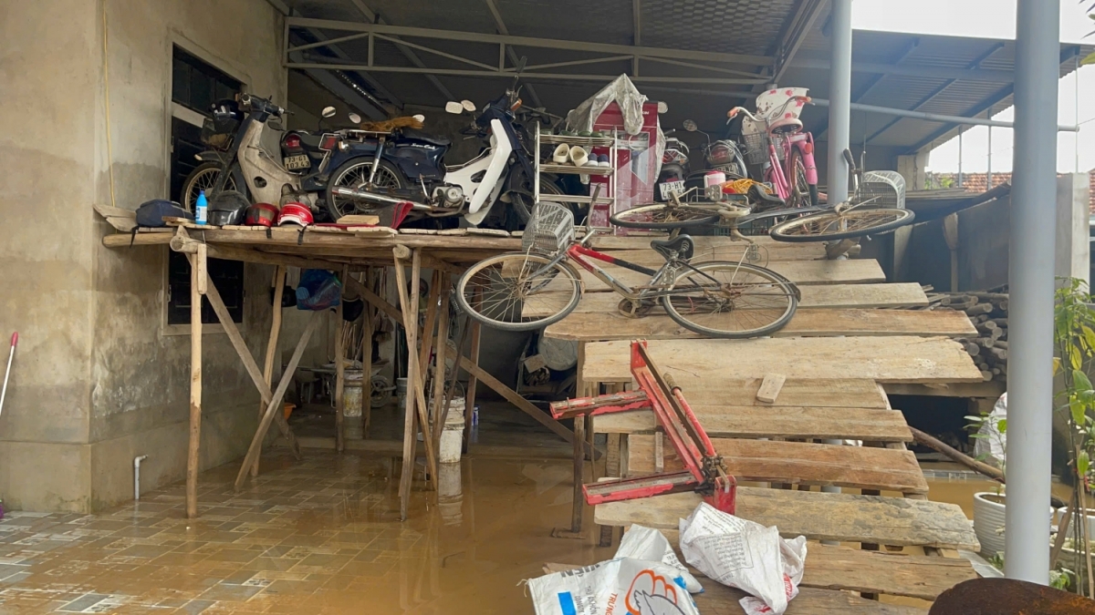 Nhiều gia đình ở vùng hạ lưu sông Kiến Giang chưa vội hạ đồ đạc xuống vì vẫn lo mưa lớn do bão số 13