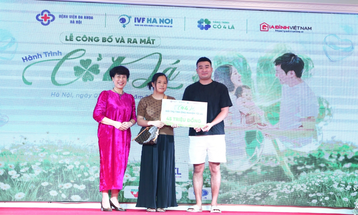 Nhiều món quà ý nghĩa được trao cho các cặp vợ chồng trong buổi lễ ra mắt Hành trình Cỏ Bốn Lá