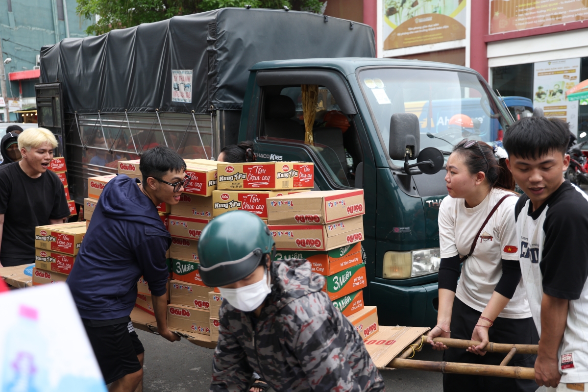 Nhịp nhàng trong khâu tiếp nhận "yêu thương" của mọi người gửi về đồng bào miền Trung.