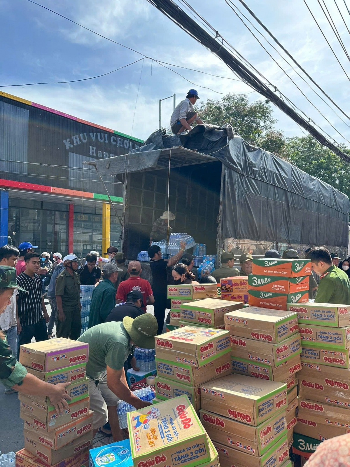 Nhóm bếp ăn nghĩa tình Gò Công, tỉnh Đồng Tháp đang vận chuyển 35 tấn hàng nhu yếu phẩm đến tặng cho đồng bào tỉnh Khánh Hòa và Phú Yên.