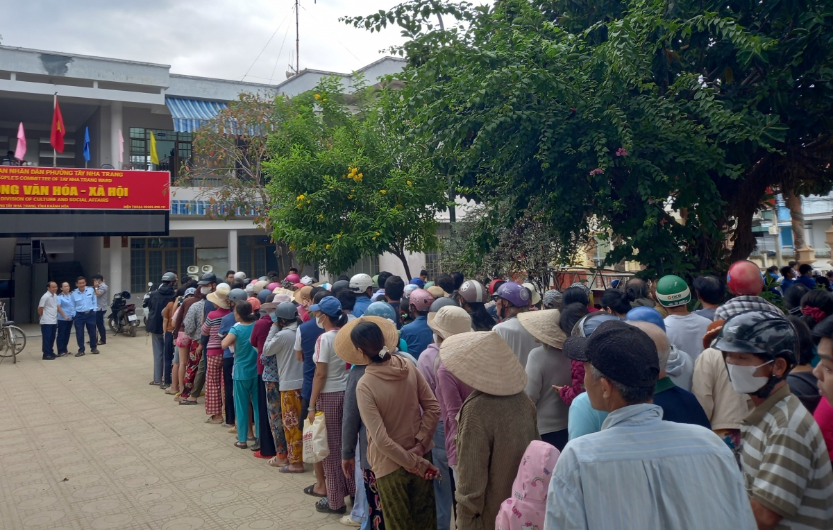 Nhu cầu rau xanh của người dân vùng lũ rất lớn.