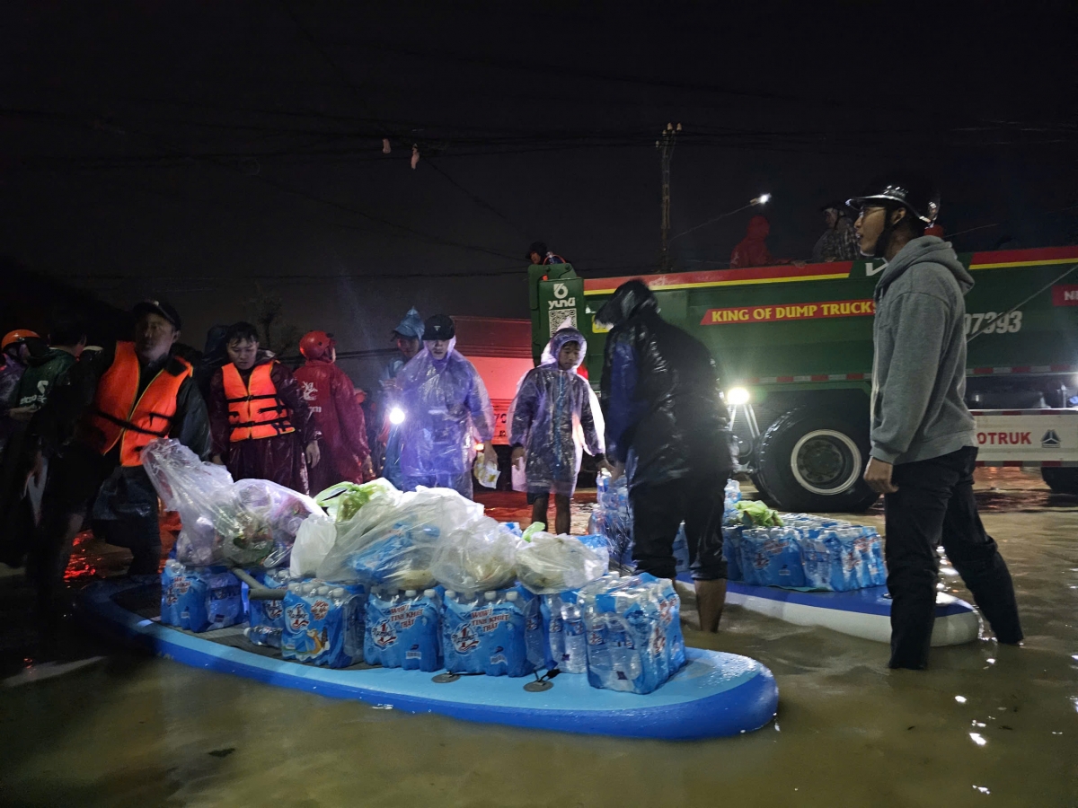 Nhu yếu phẩm tiếp tế cho bà con phường Quy Nhơn tối 19/11