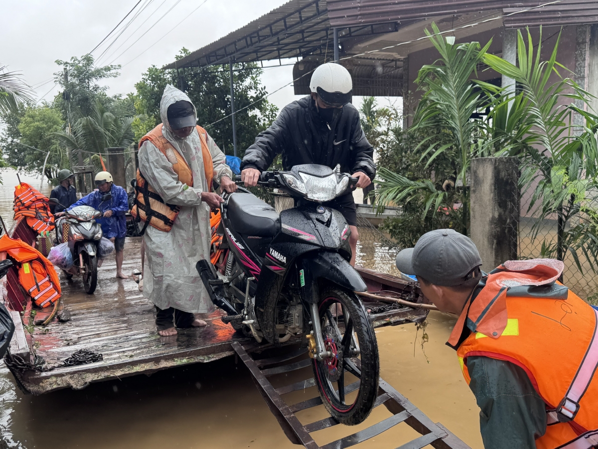 Những chuyến xà lan được ông Phận huy động để di dời hơn 70 hộ dân thôn 6 cùng tài sản.