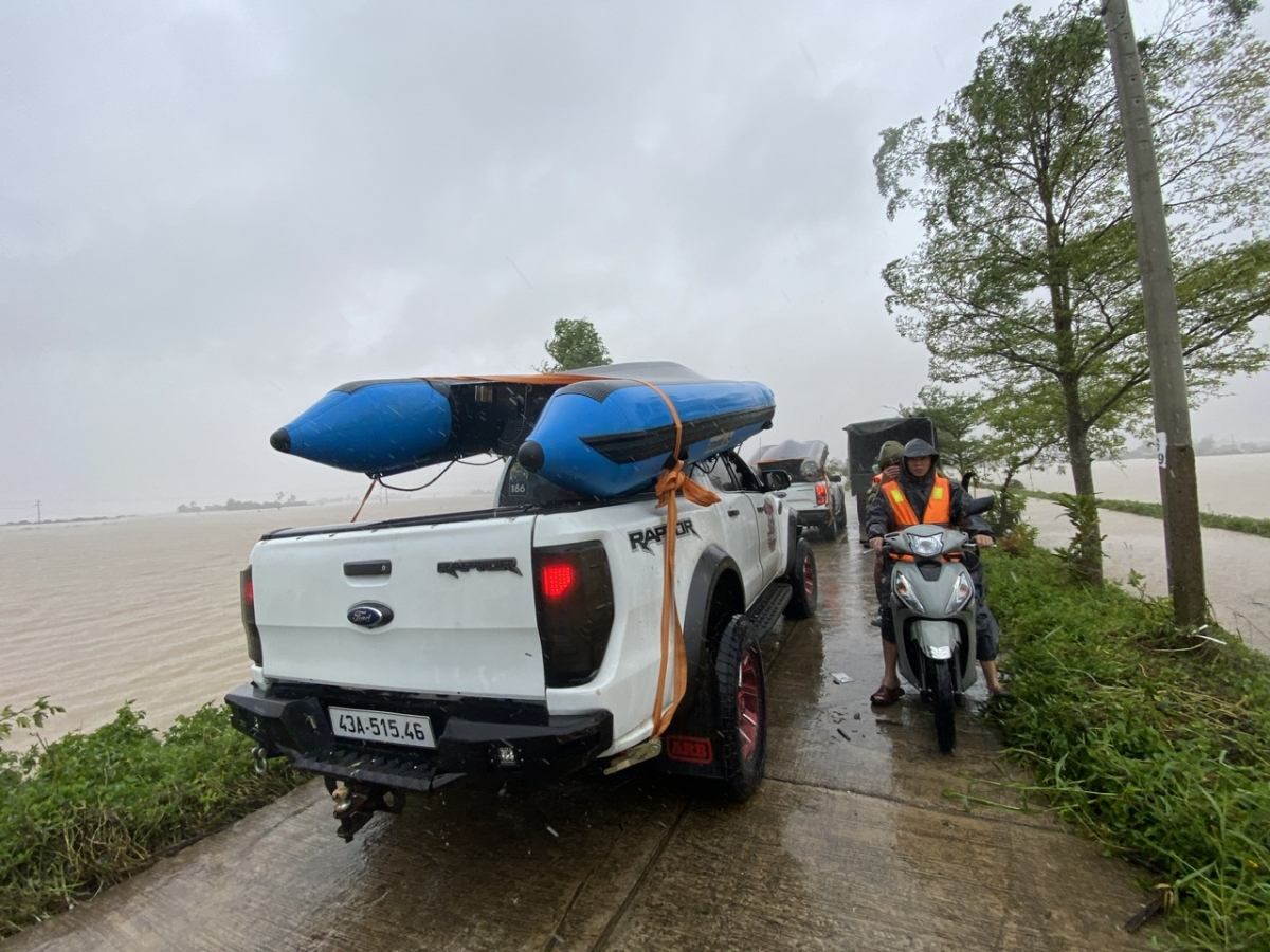 Những đội, nhóm cứu hộ vì cộng đồng từ khắp nơi trong cả nước không quản hiểm nguy, lao vào tâm lũ để cứu người.