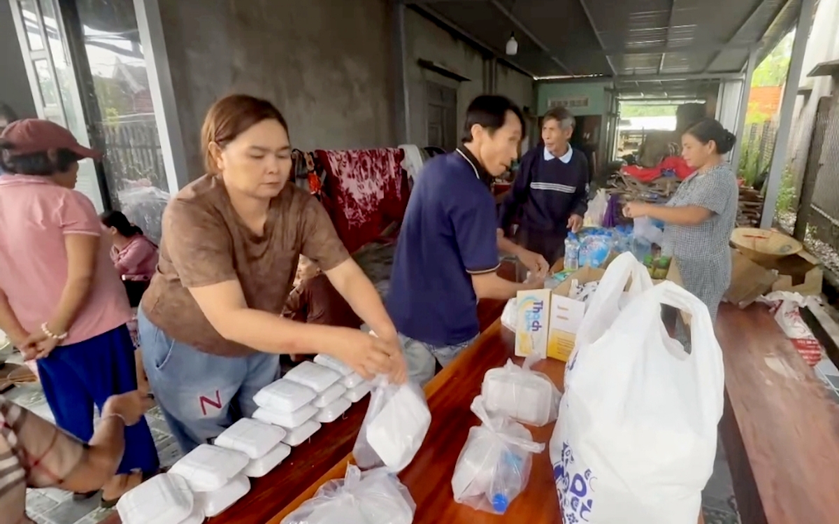 Những hộp cơm ấm nóng được khẩn trương chuẩn bị để đưa đến bà con.