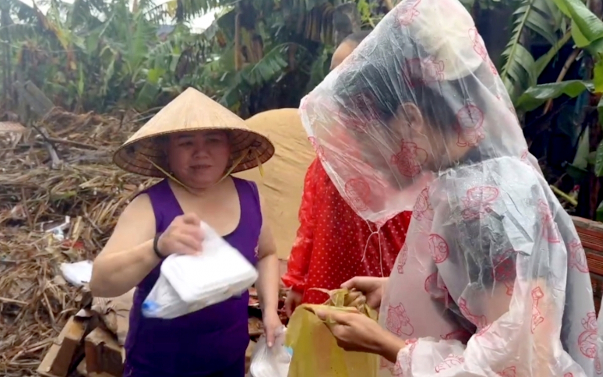 Những hộp cơm nghĩa tình tiếp sức để người dân vượt qua khó khăn.