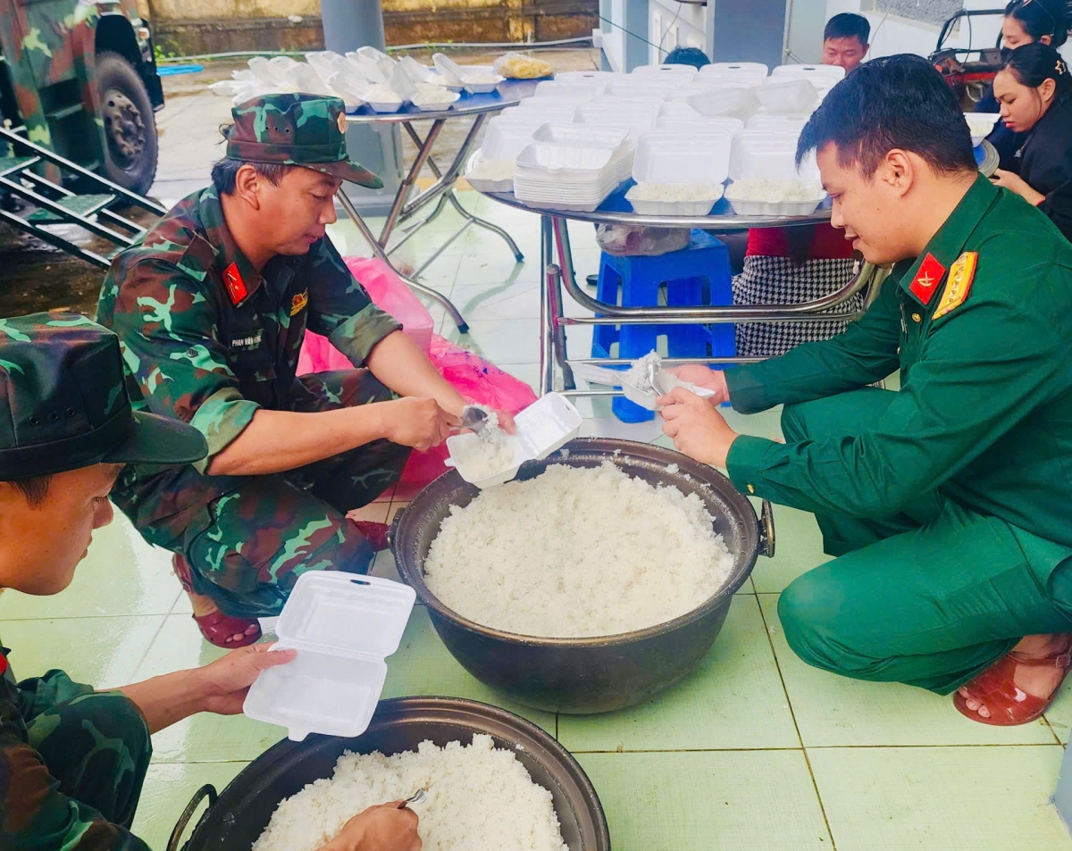 Những hộp cơm nóng đến với đồng bào vùng lũ.