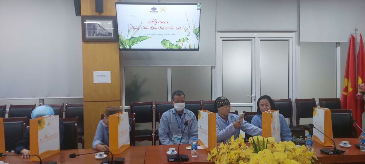 Những món quà tuy nhỏ bé nhưng là nguồn an ủi động viên với những người bệnh trong ngày đặc biệt