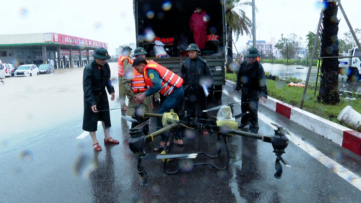 Những vùng ngập sâu khó tiếp cận bộ đội sử dụng flycam tiếp tế nhu yếu phẩm