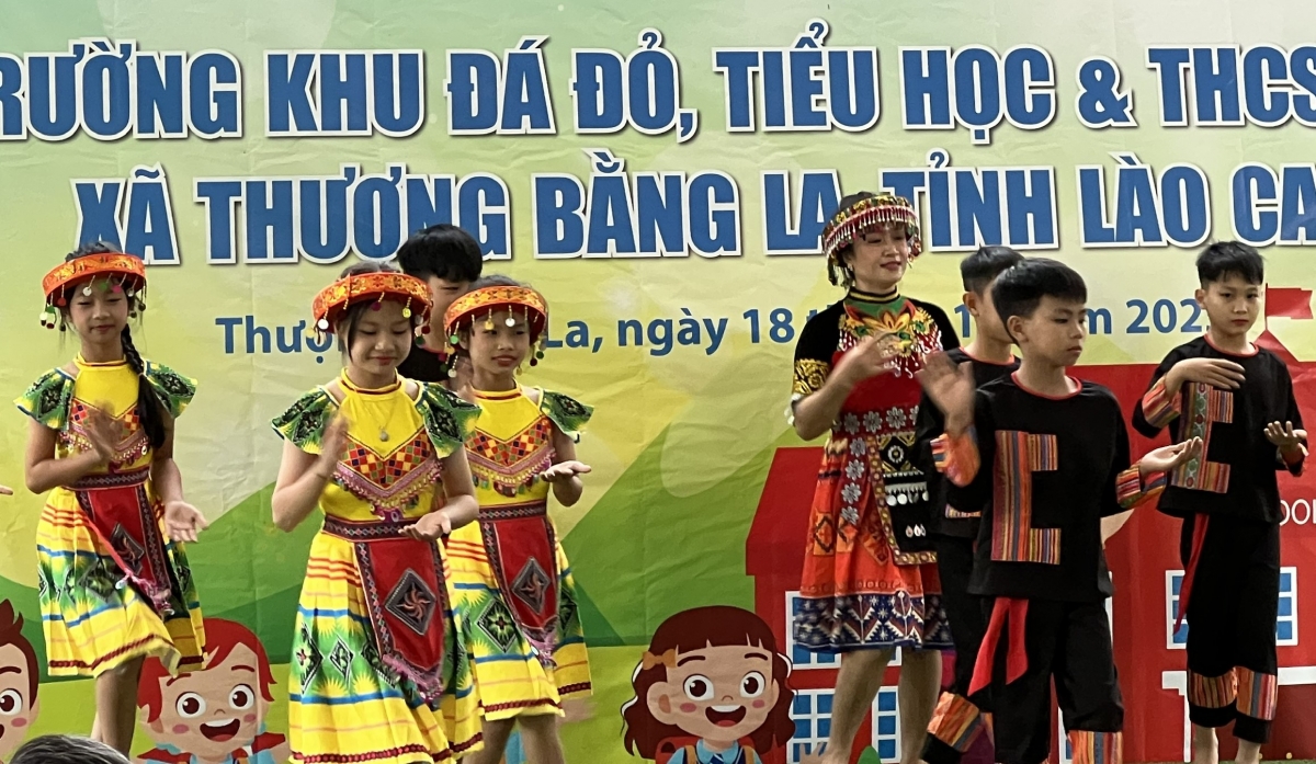 Niềm vui của các em học sinh ở điểm trường mới