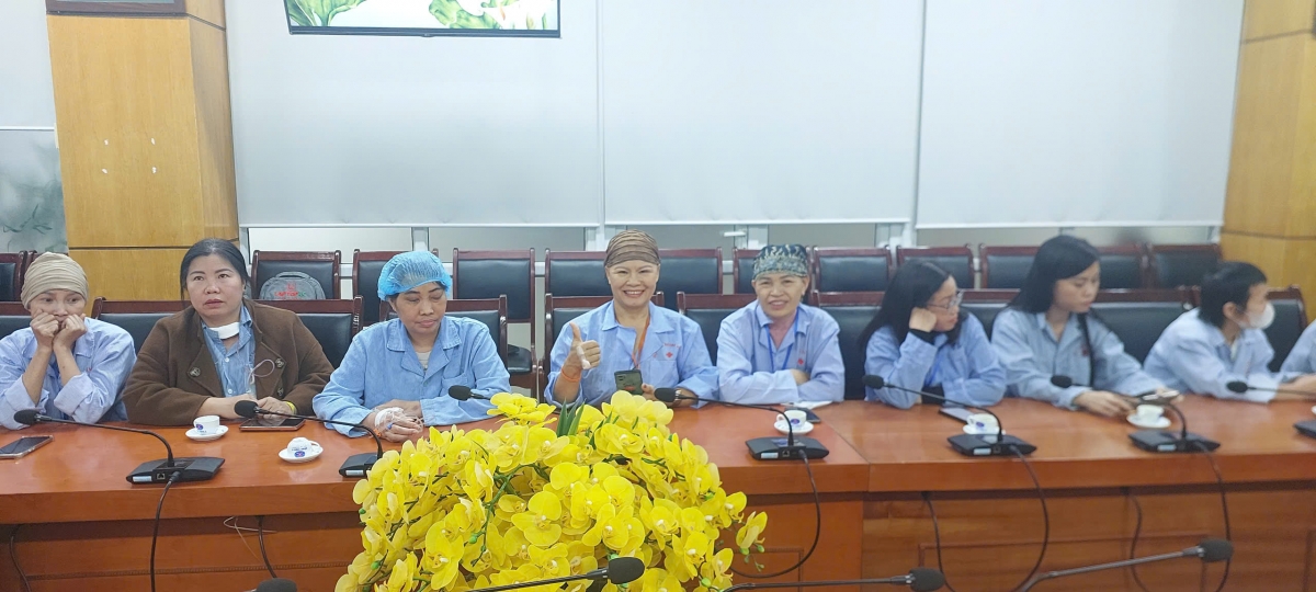 Niềm vui hân hoan của người bệnh là những giáo viên khi được tri ân trong ngày Nhà giáo Việt Nam